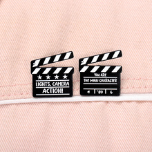 新款创意电影场记板造型高档金属胸针个性英文字母图案固定别针