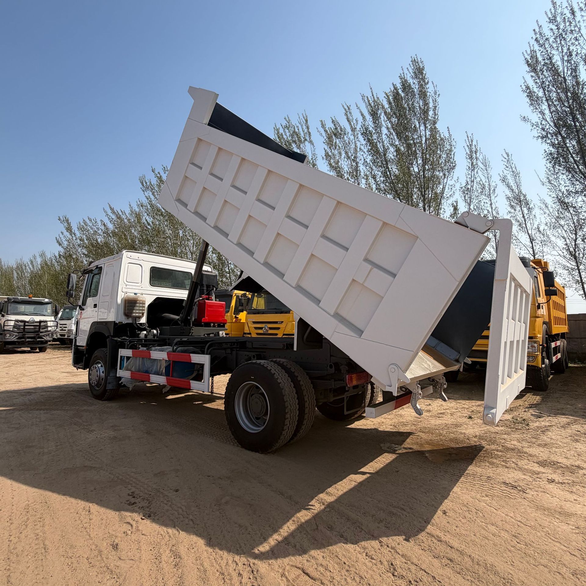 Export of China Heavy Duty Truck HOWO 4X2 small construction waste transport dump truck, customizable