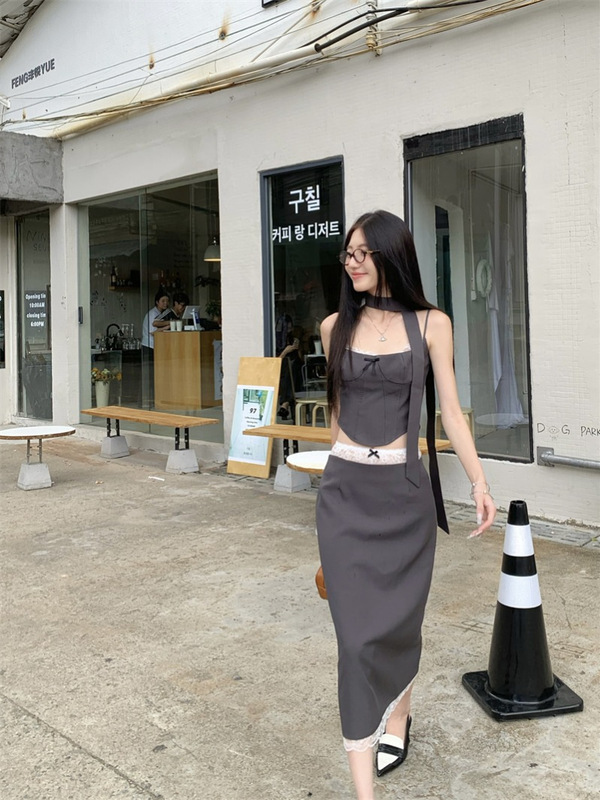 2025夏の純粋な欲望のスーツの灰色のレースの縁のサスペンダーのベストの女性の夏の高い腰はやせている半身のスカートの2つのセットを現します。|undefined