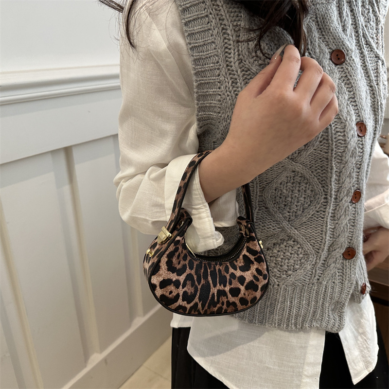 2025 primavera y verano nuevo estilo estampado de leopardo marea bolso de media luna moda estilo occidental textura bolso personalizado estilo ins mini bolso
