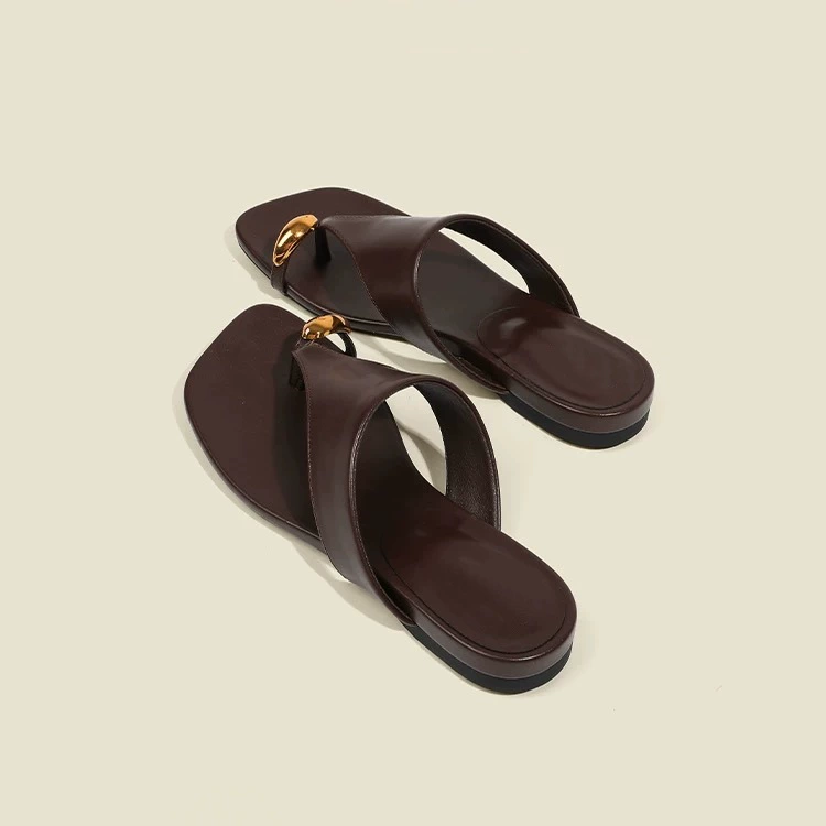 Женские пляжные шлепанцы с маленькой золотой пряжкой, лето 2025, новые, повседневные, плоские, для отдыха