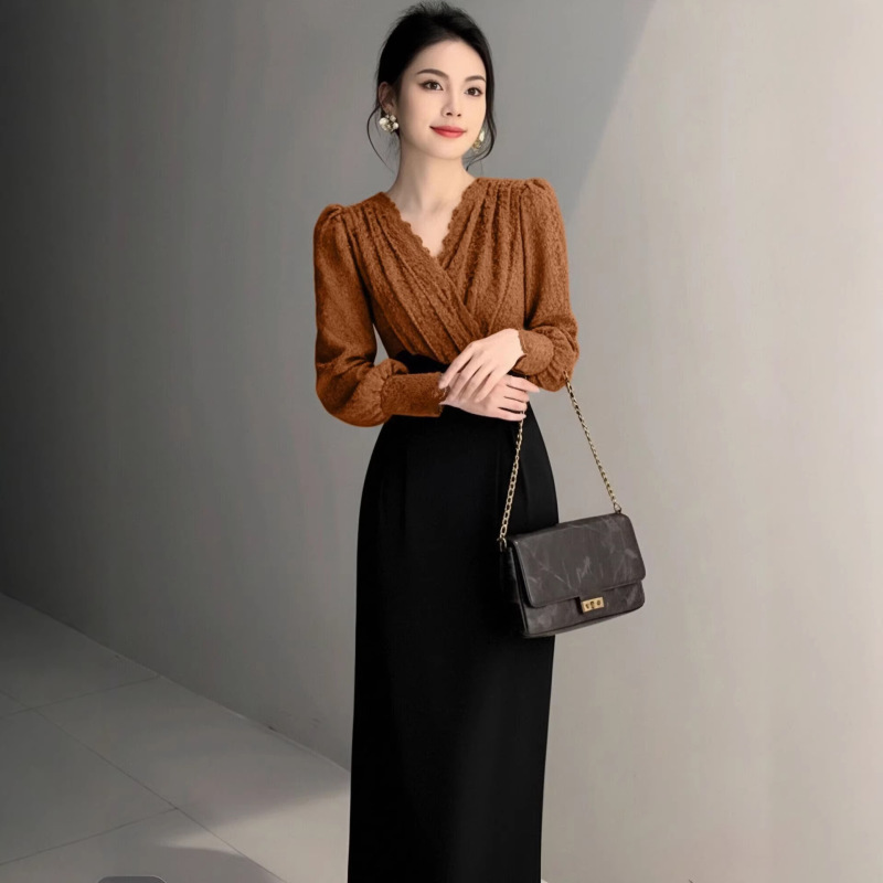 A Niche Design with a V-Neck Lace Dress That Features a Slim-Fitting Waistline, Accentuating the Curves and Showcasing a Gentle, Elegant Ladylike Vibe A Niche Design with a V-Neck Lace Dress That Features a Slim-Fitting Waistline, Accentuating the Curves and Showcasing a Gentle, Elegant Ladylike Vibe