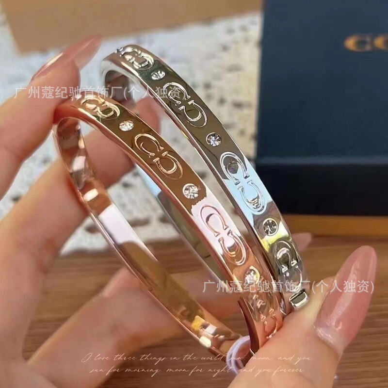 Carriage COA Family New Double C Opening Couple Bracelet Women's Letter LOGO Engraved Bracelet Men's Gold Plated F59083
