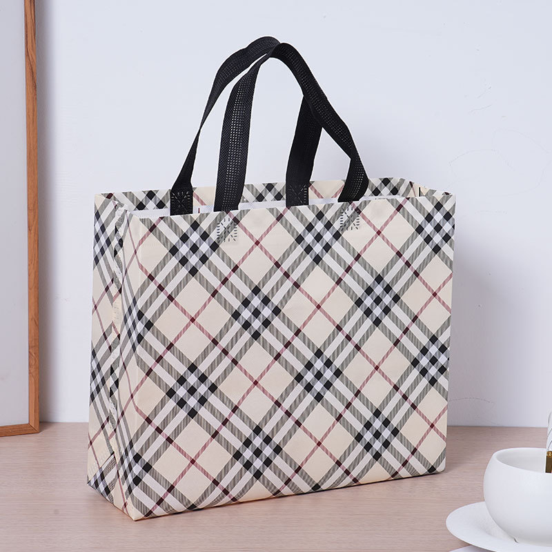 Bolsas de tela no tejida recubiertas de cuadrícula beige personalizadas atmósfera simple de alto valor de color bolsas de hombres y mujeres clásicas impermeables engrosadas