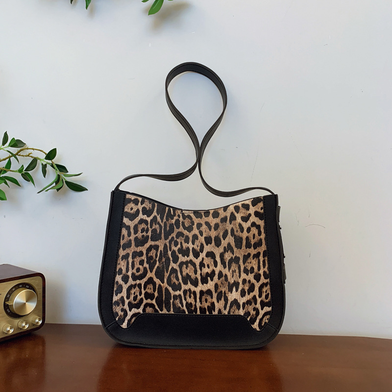 Bolsas de gran capacidad de gaúster con estriado de jersey para mujeres 2024 nueva moda coreana nicho bolsas de cubo empalmadas bolsas de hombro