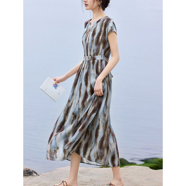 The new flowing and elegant smudge printed V-neck dress for Xiaowu…