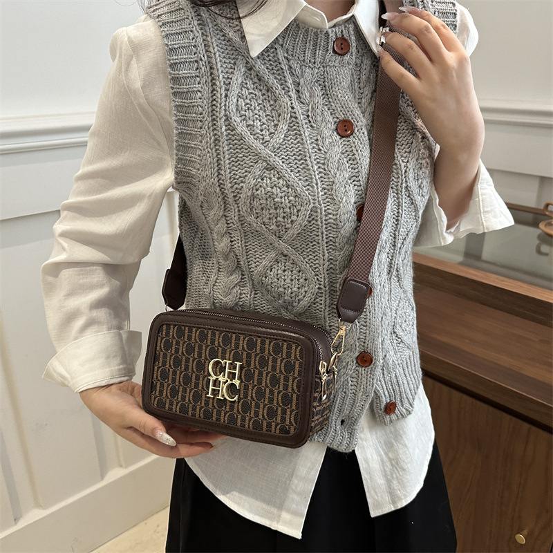 Nuevo bolso de cámara de moda 2025 letras impresión bolso cuadrado de color contrastante amplio cinturón mochila de mujer