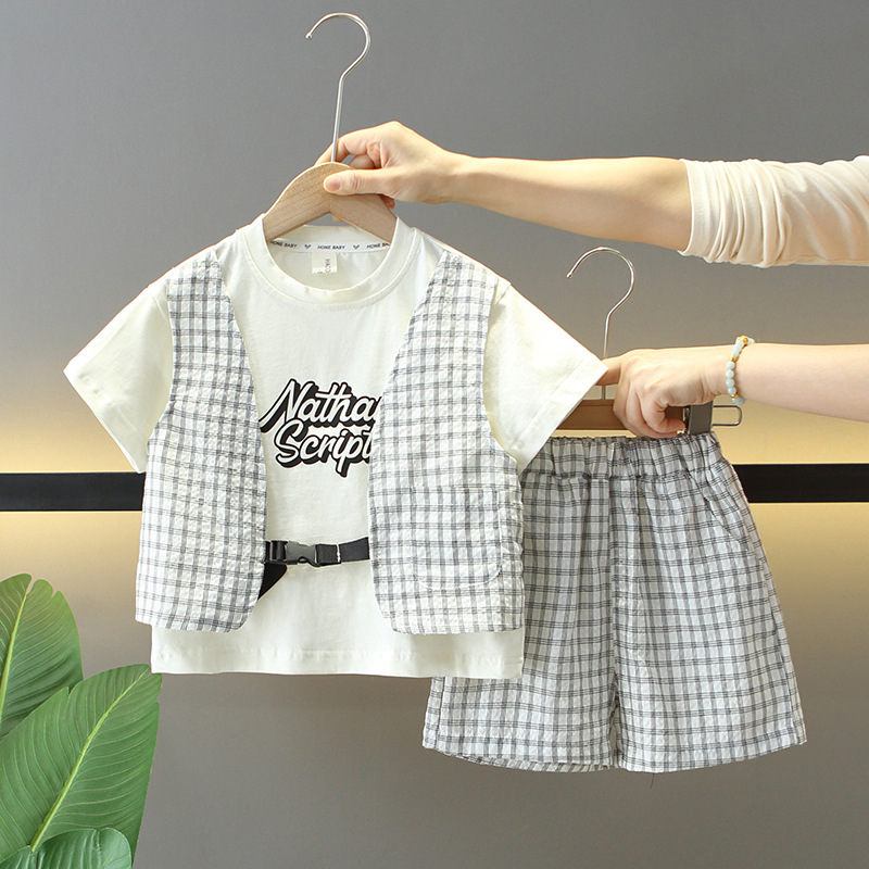 7857 traje de verano para niños 2025 nueva ropa falsa de dos piezas de manga corta para niños, ropa fresca y guapa de verano para bebés