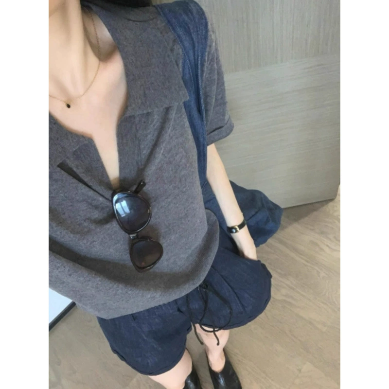 Серый вязаный топ с короткими рукавами и воротником-поло для женщин, летняя тонкая футболка из ледяного шелка для миниатюрных, короткая тонкая футболка с v-образным вырезом на правое плечо