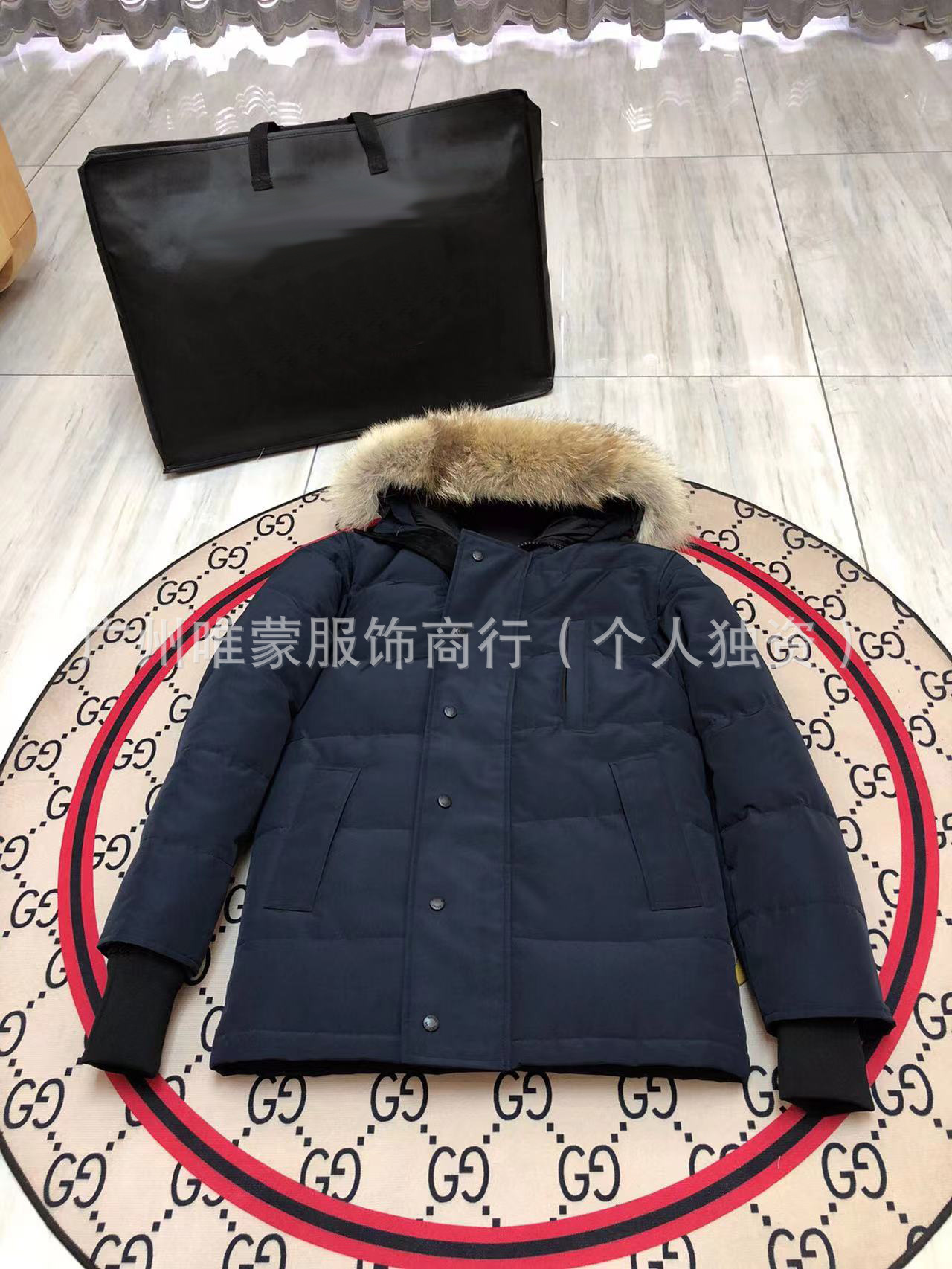 진한 파란색/큰 늑대 머리 [빨간색 배지]