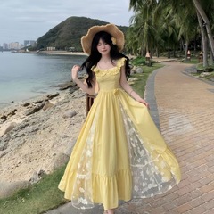 フレンチデザインの小さなフライングスリーブドレス女性のための2025夏の新しい黄色の甘い小さな新鮮なウエストプリンセスドレス