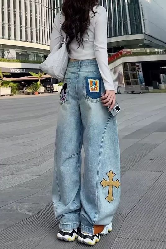 漫画ライトブルー刺繍鎌バナナジーンズ女性のための 2025 春の新ファッショントレンドシミターワイドレッグパンツ|undefined