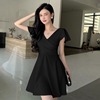 V-neck flying sleeves with large hem， waist cinching and bottom lining dress