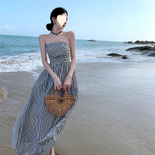 黑白条纹裙子女夏季绝美法式气质抹胸收腰褶皱显瘦连衣裙长裙