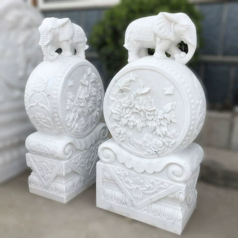 Пара круглых белых мраморных каменных украшений в форме барабана для входа в виллу, двор отеля.