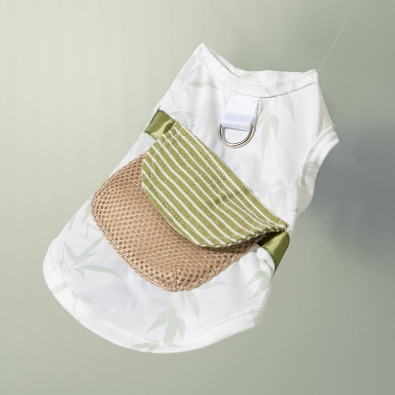 Los perros de verano en el bosque de bambú de verano pueden poner bolsas de hielo en ropa fresca para refrescarse Gatos frescos al aire libre protección solar ropa para perros