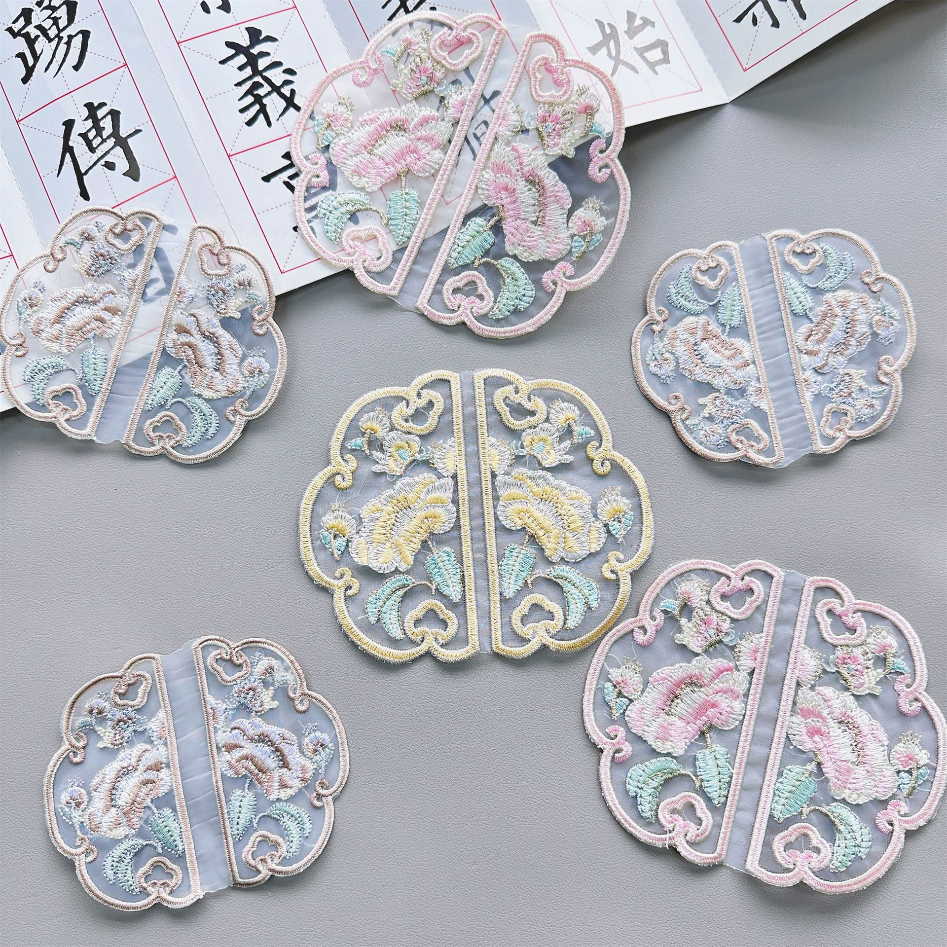Spot venta caliente estilo chino pegatinas de bordado Hanfu cheongsam vestido pegatinas de tela accesorios de ropa de bricolaje suministro directo de comercio electrónico