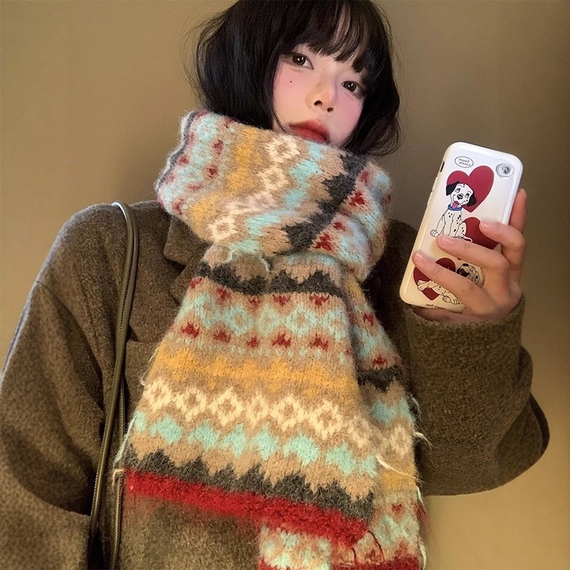 フェア島風ニットマフラーの女性秋冬の高級感が色にぶつかって、保温韓国系の雰囲気感があります。|undefined