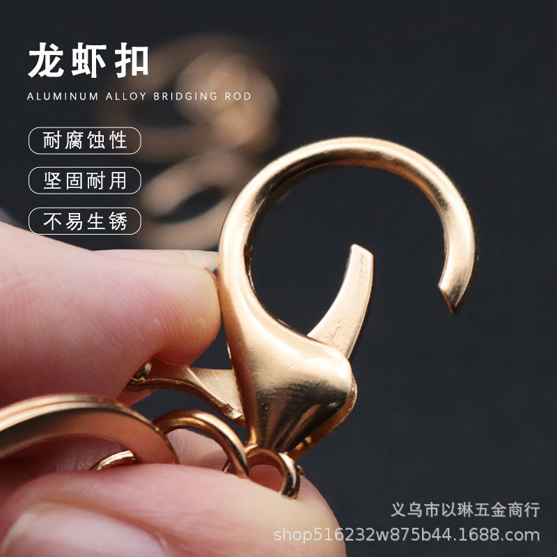 金属メッキのロブスターの鍵は腰の間の掛け物を掛けます。|undefined
