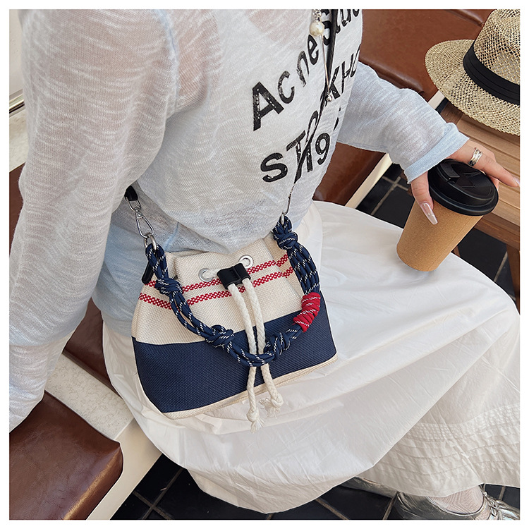 This year, the popular niche design bags are the 2025 new women's versatile canvas crossbody bag and the color-blocking hand-held bucket bag undefined