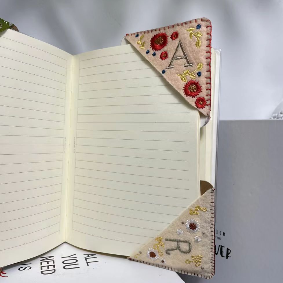 AMAZON 인기 중국 스타일 자수 책갈피 국경을 넘나드는 신제품 자수 책 삼각형 책갈피 펠트 코너 책갈피