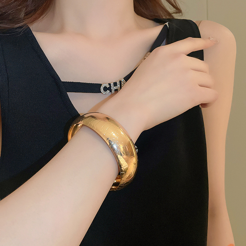 Pulsera plisada irregular de metal estilo europeo y americano fresco elegante pulsera personalidad de alto grado de lujo ligero pulsera al por mayor femenina