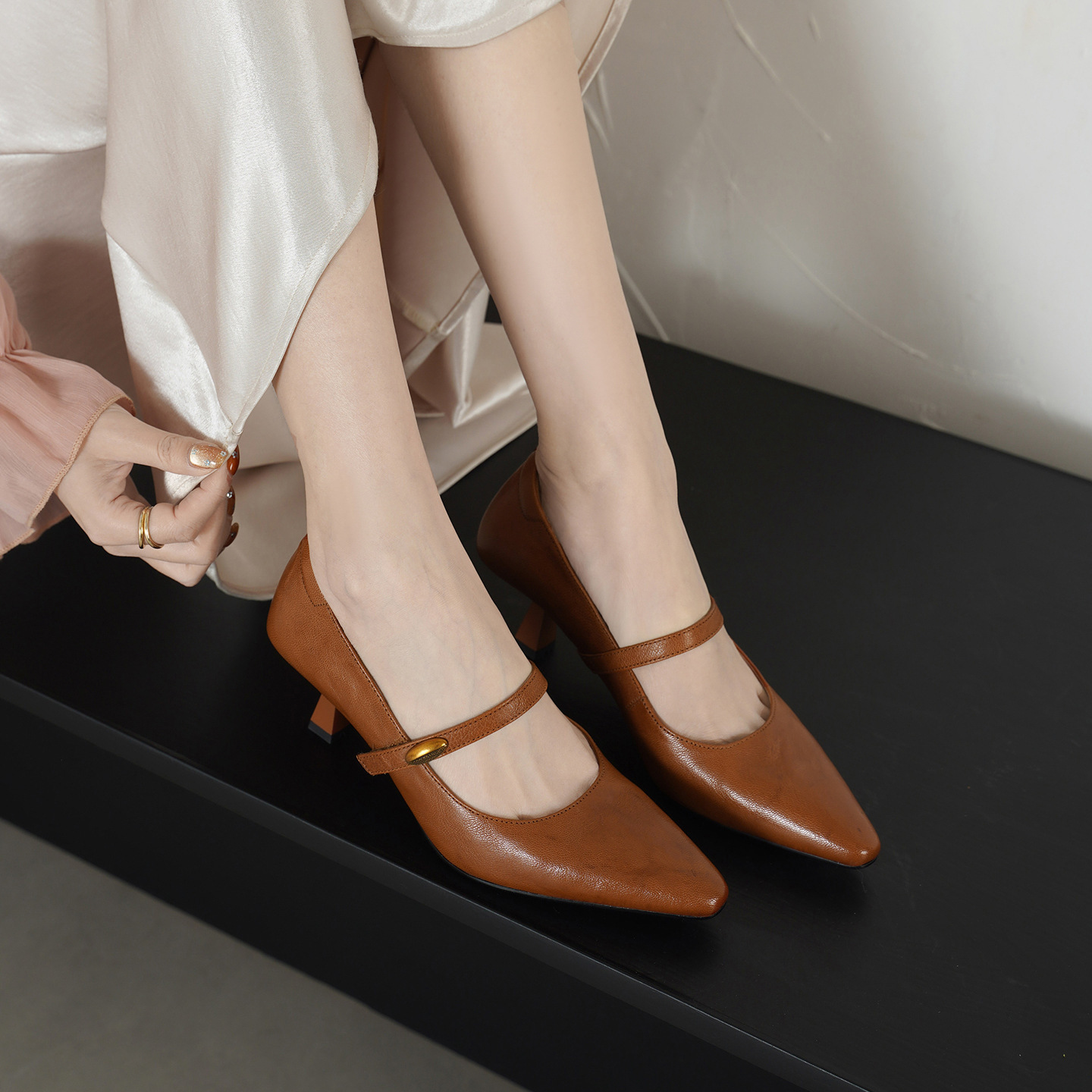 Giày Mary Jane cao gót nữ mũi vuông quai ngang gót nhọn 5.5 cm — màu nâu