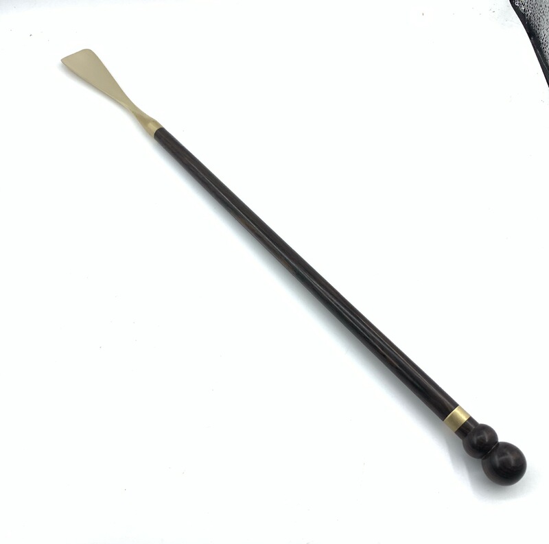 ベトナムの木造の靴は黒檀の木の長い柄を抜いて貝殻をはめ込んで靴の器の家庭用の靴を持ち上げます。|undefined