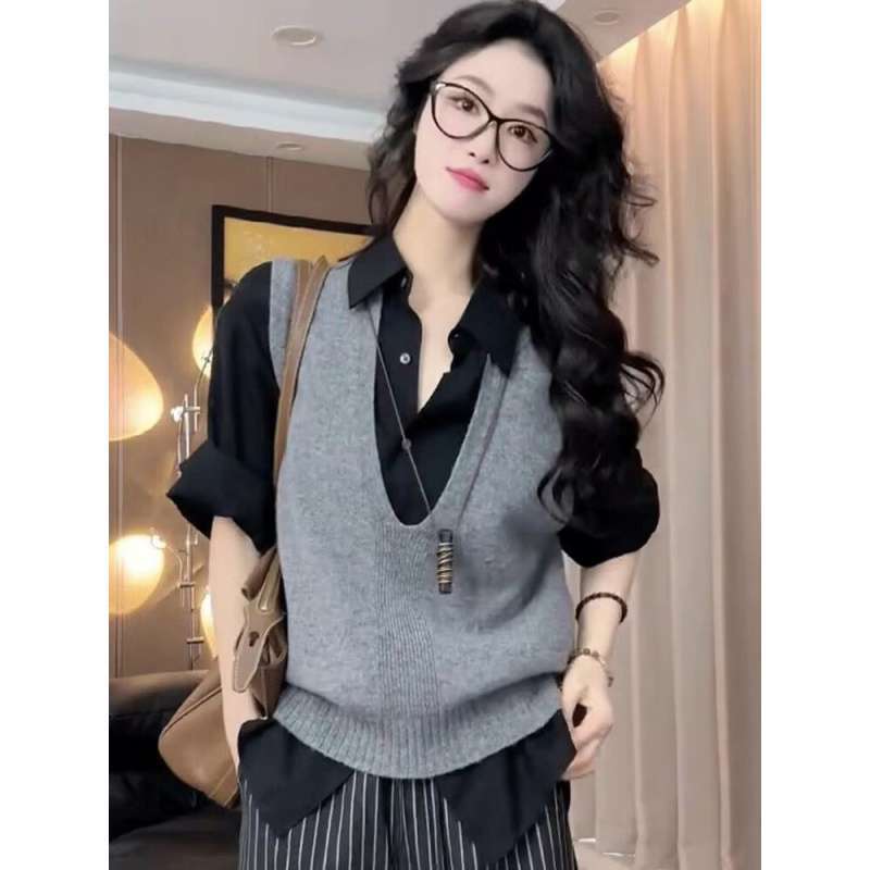 Autumn's Salt-Style Youthful Look Includes a Complete Set of Fashionable Women's Knitwear: a Sweater and a Vest Layered with a Long-Sleeved Shirt, a Two-Piece Set