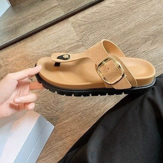 Сетка красная та же модель шлепанцы женская 2025 лето новая ретро с толстой подошной пляжной туфли модная пряжка