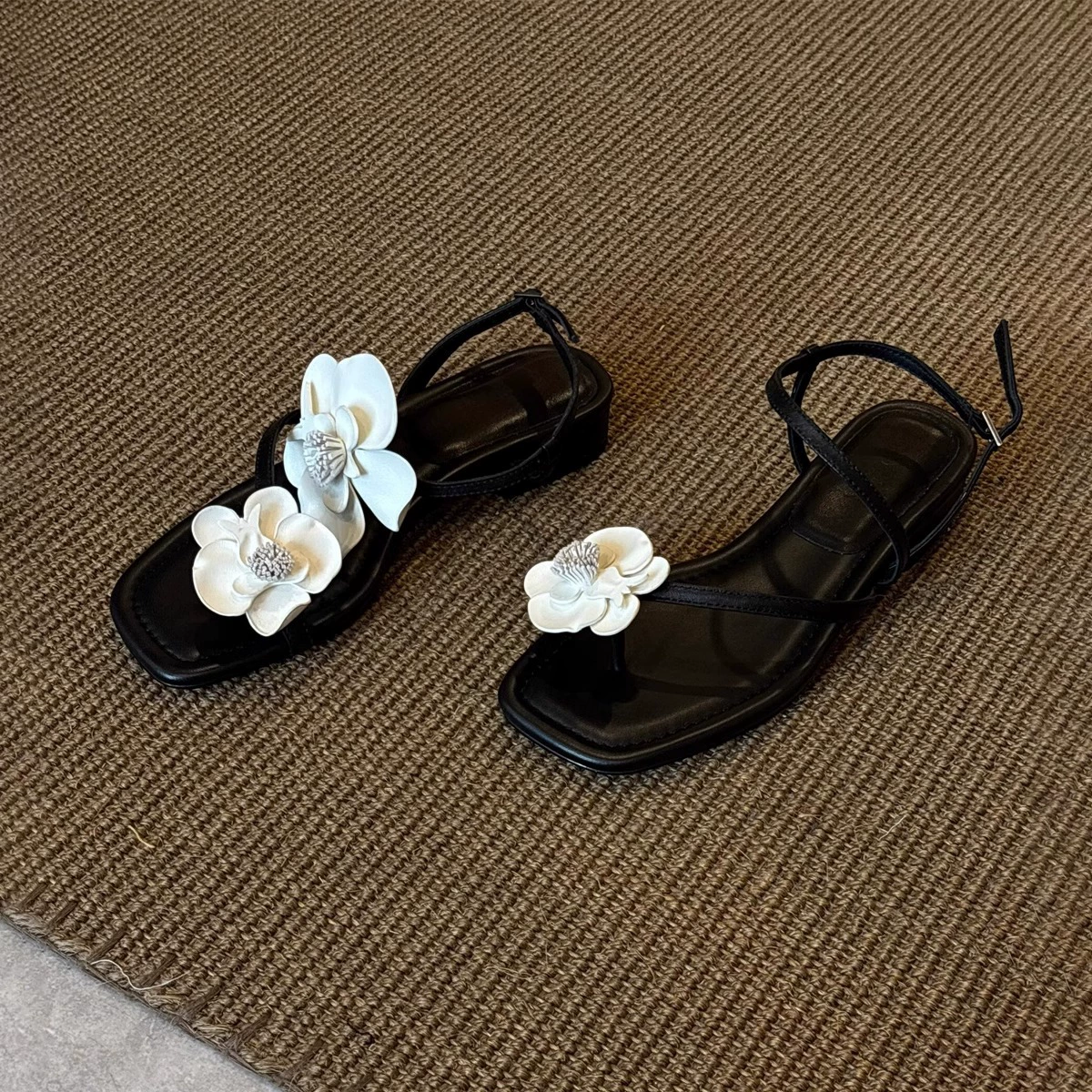 Версия из овчины ~ Летние новые стильные маленькие ароматные босоножки с открытым носком и пряжкой в ​​виде камелии для женщин, сандалии на плоской подошве