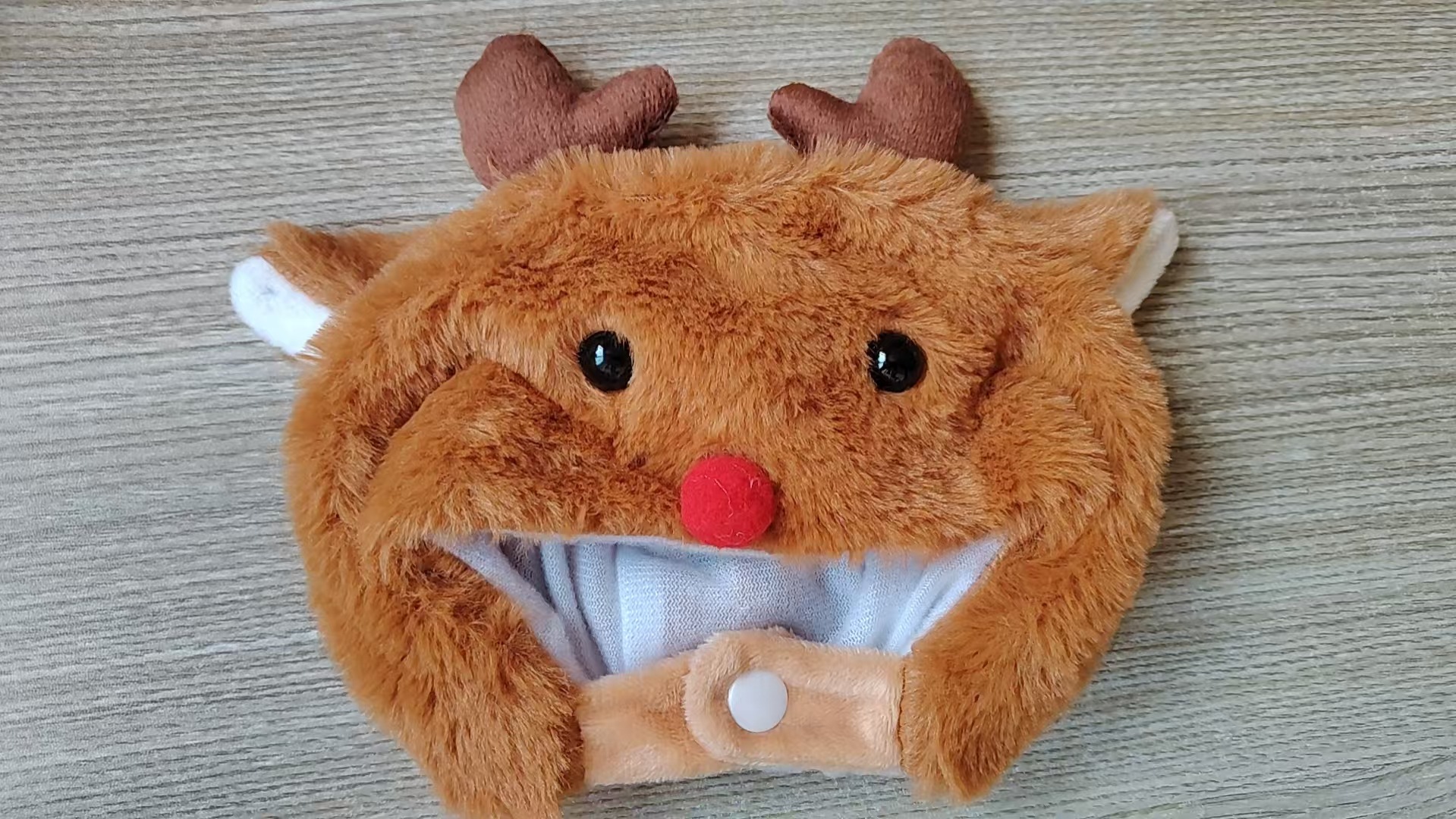 Muñeco de peluche travesti con sombrero, ropa de castor taiyaki y tocado.