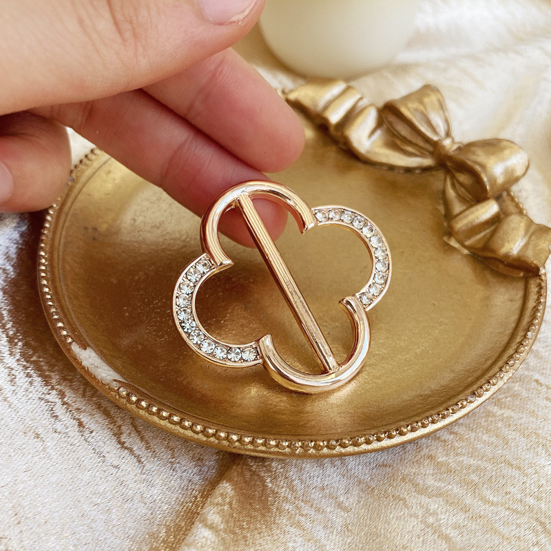 Elegant multi-purpose silk scarf buckle with pearls: minimalist, versatile, high-end, and universally stylish horsebit-style scarf clip—trendy accessory.