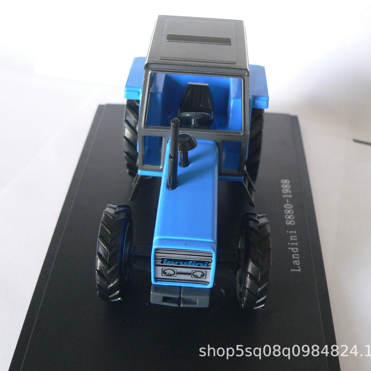 11009 Модель трактора Landini 8880 из сплава, масштаб 1:43, полностью подвижная