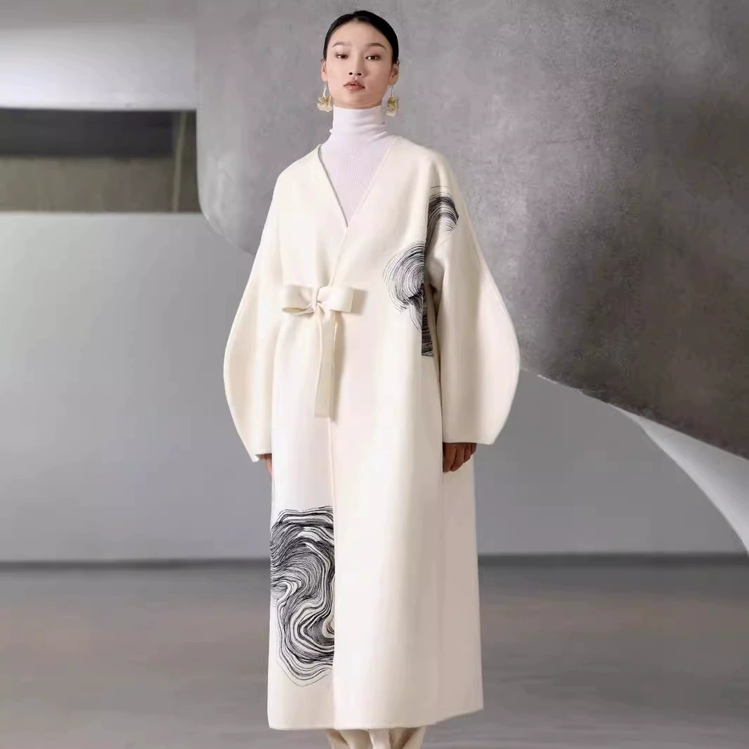 Длинное шерстяное пальто 2025 года, оригинальный простой силуэт с дизайнерским акцентом, обильная вышивка, двустороннее.