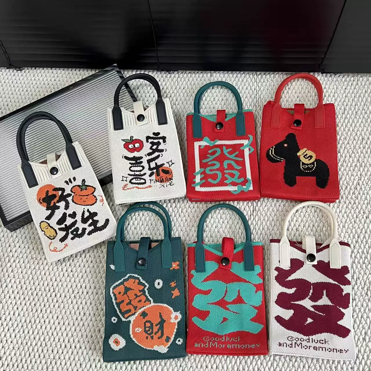 2025新年款喜庆发财好运手机包百搭通勤斜跨针织包好运连连包批发