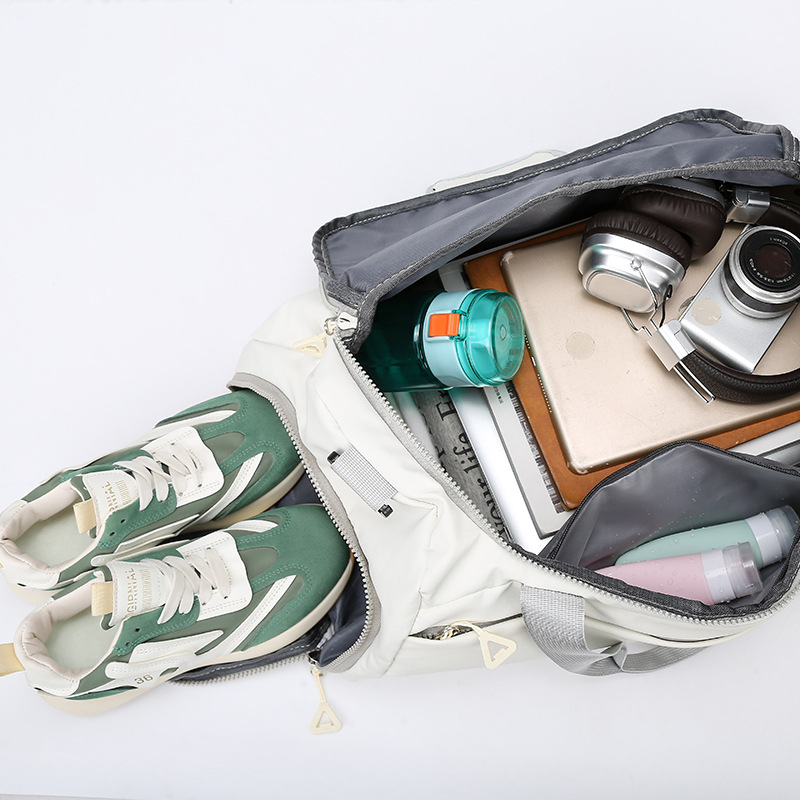 Sports bag wet and dry separation
