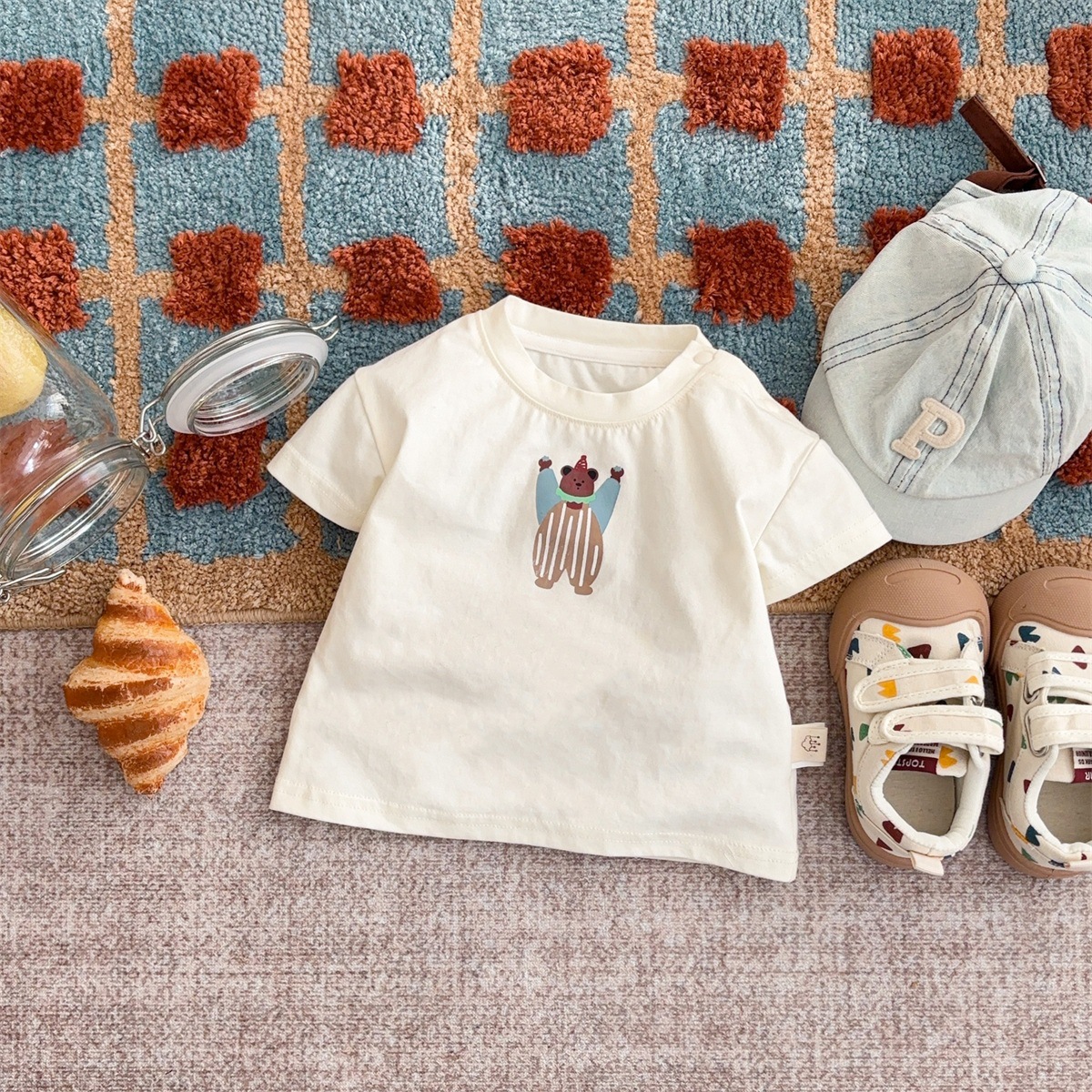 Youhe 2025 verano nuevo estilo babero a rayas traje de estilo occidental traje de salida para bebé traje de dos piezas de manga corta de color sólido