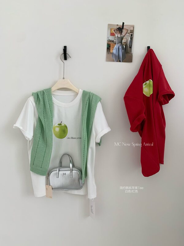 A Spoonful of Sweetness Hers2026 Spring Simple Daily Casual Style Apple Pattern Short Sleeve T-Shirt A Spoonful of Sweetness Hers2026 Spring Simple Daily Casual Style Apple Pattern Short Sleeve T-Shirt