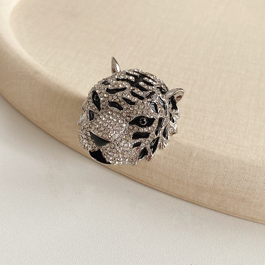 Medieval vintage zircon cabeza de tigre broche de lujo ligero de alto nivel joyería de pin nicho accesorios de ropa universal