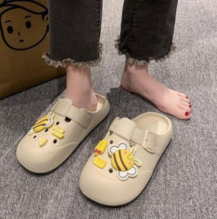Women's Croc Shoes 2024 New Style Outdoor Cartoon Trendy Non-Slip Beach Clogs with Closed Toe for Summer