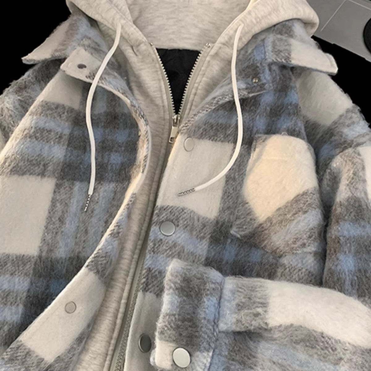 Chaqueta a cuadros de dos piezas falsa de otoño e invierno de alta gama para hombres, nueva chaqueta con capucha de estilo de pareja de fragancia pequeña americana para hombres