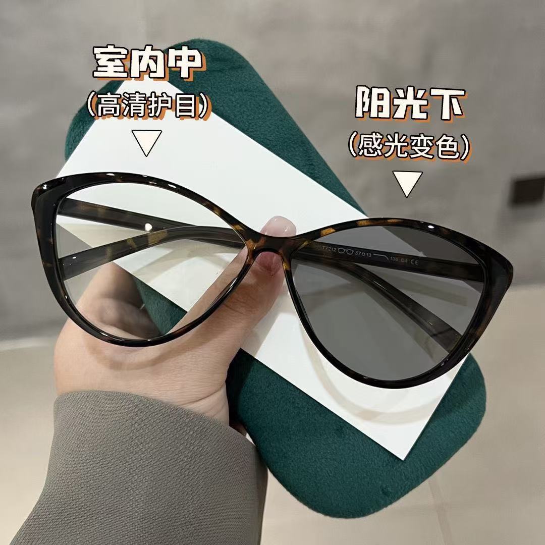 [Leopard print frame] turns white and gray when exposed to light