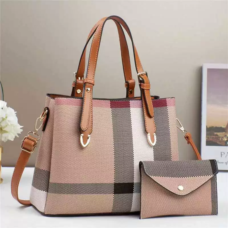 Capacious white shoulder bag
