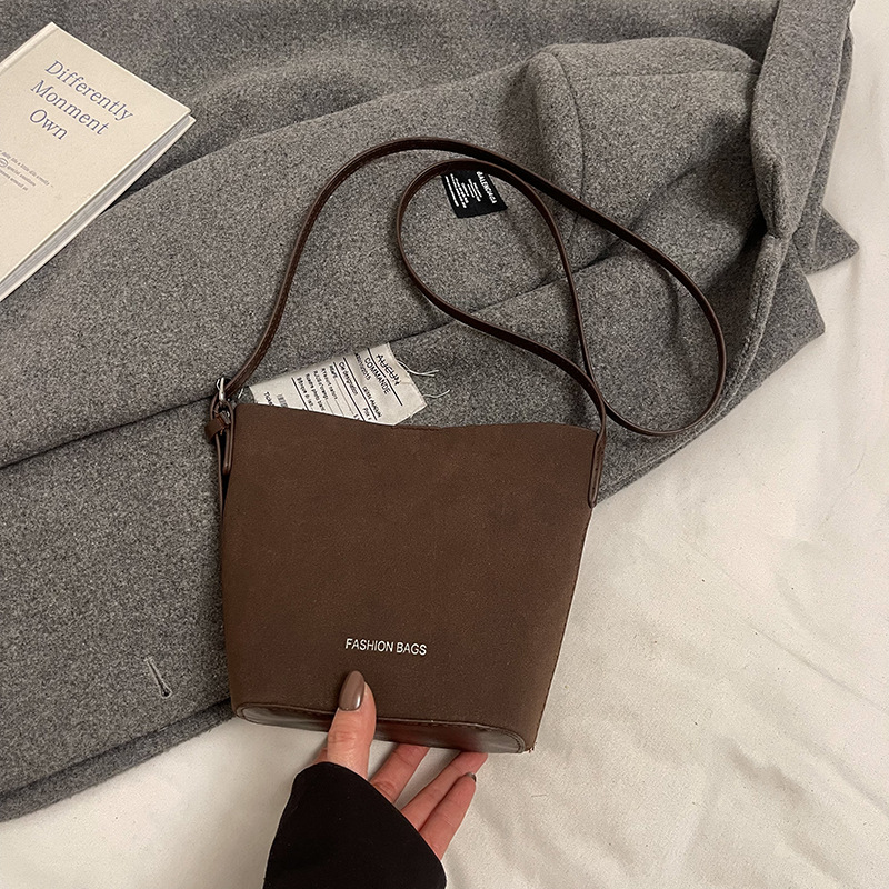 Bolsa de mano de seda retro esmerizada de alta calidad para mujeres 2025, nuevo bolso de balde de primavera simple y versátil.