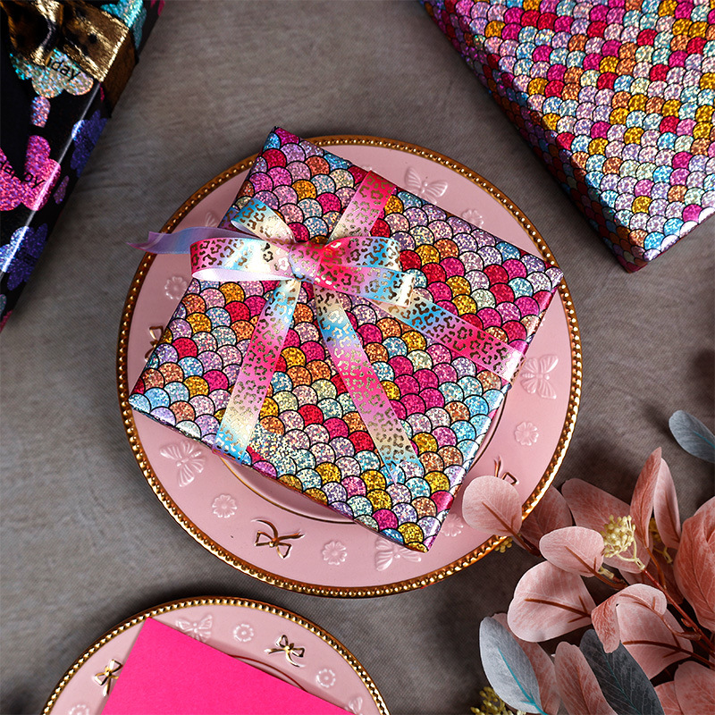 Papel brillante para el Día de San Valentín, papel con revestimiento de aluminio láser, serie de escamas de pescado de colores, rollo grande de papel de regalo para cumpleaños