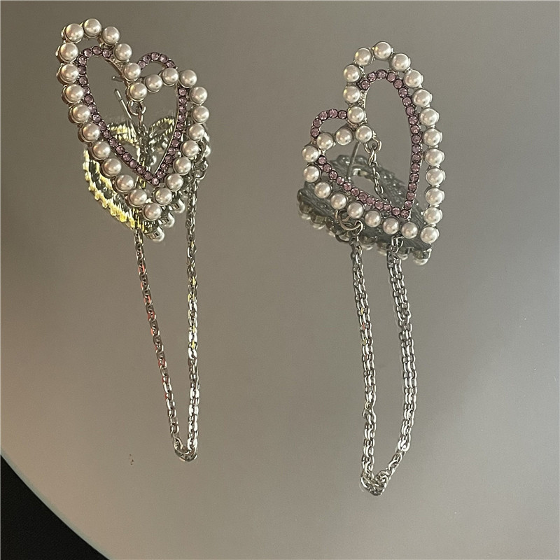 Korea Retro Geometric Hollow Heart Pearl Flashing Rhinestone Long Tassel Earrings Wholesale Nihaojewelry display picture 7