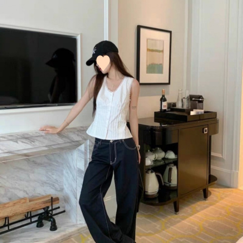 French white lace edge V-neck top for women, summer sweet and spicy style sleeveless waist-cinching blouse with a sense of design