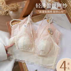 フランス式の下着の女性の大きい胸は小さくて、超痩せています。