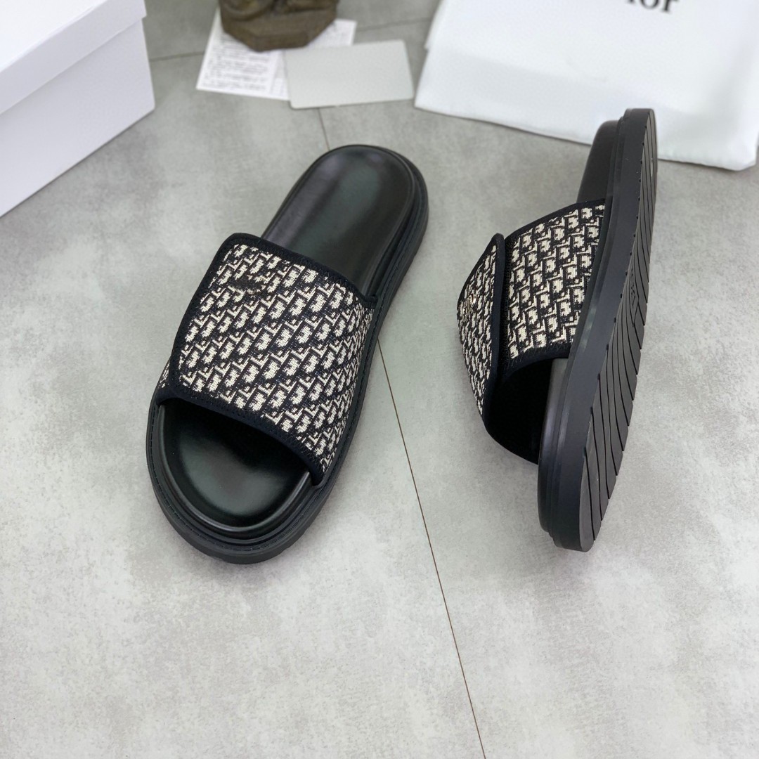 Zapatillas de hombre de estación europea 2025 nuevas zapatillas de hombre de verano de alta gama velcro para usar sandalias